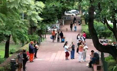 Una niñera recibió un disparo en el omóplato en un sendero escolar cuando llevaba chicos a la escuela | Información General