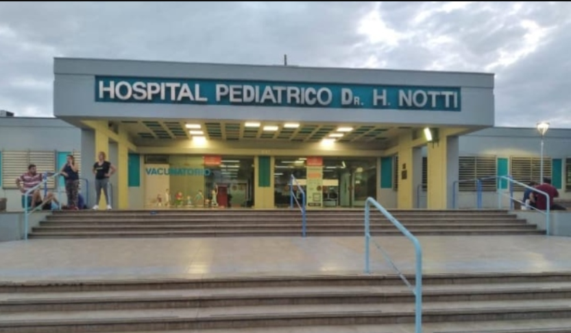 Mujer llevó a sus dos hijos de 2 y 4 años al hospital con dolores de panza: habían consumido cocaína | Información General