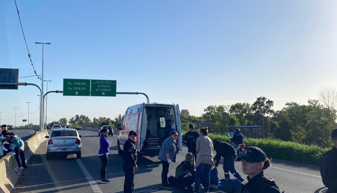 Fuerte choque entre una camioneta y una oto en Circunvalación | Rosario y la región