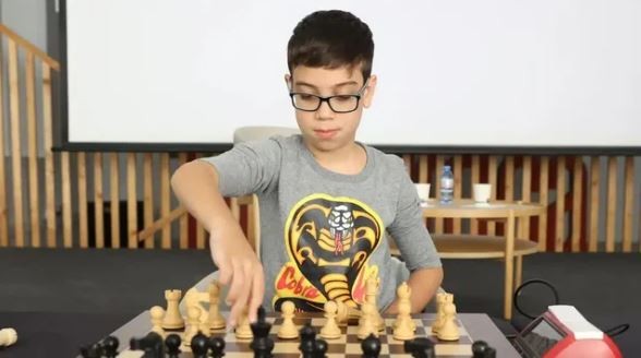 Un argentino de 10 años derrotó al número uno de ajedrez en el Bullet Brawl 2024 | Información General