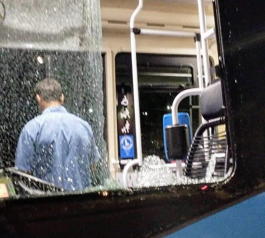 Urgente: Un proyectil impactó en la ventana de un colectivo | Rosario y la región