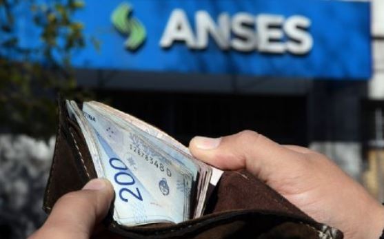 El Gobierno anunció que las jubilaciones y pensiones de abril se pagarán en dos tramos | Política y Economía