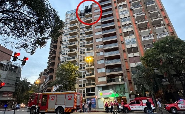 Trágico incendio: un joven murió tras saltar del balcón del piso 12 | Información General