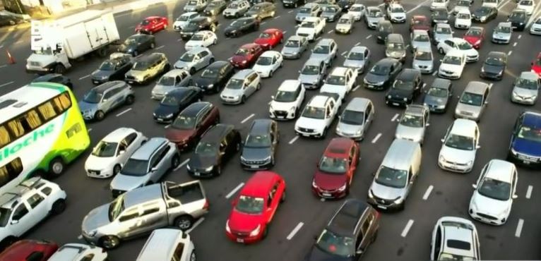 Caos en rutas y autopistas por el éxodo del finde XXL: largas colas en peajes | Información General