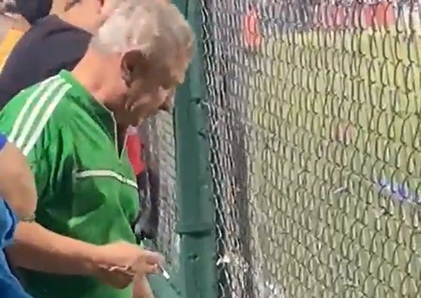 Video: un hincha de Sportivo Belgrano llevó un espiral a la cancha y se hizo viral | Deportes