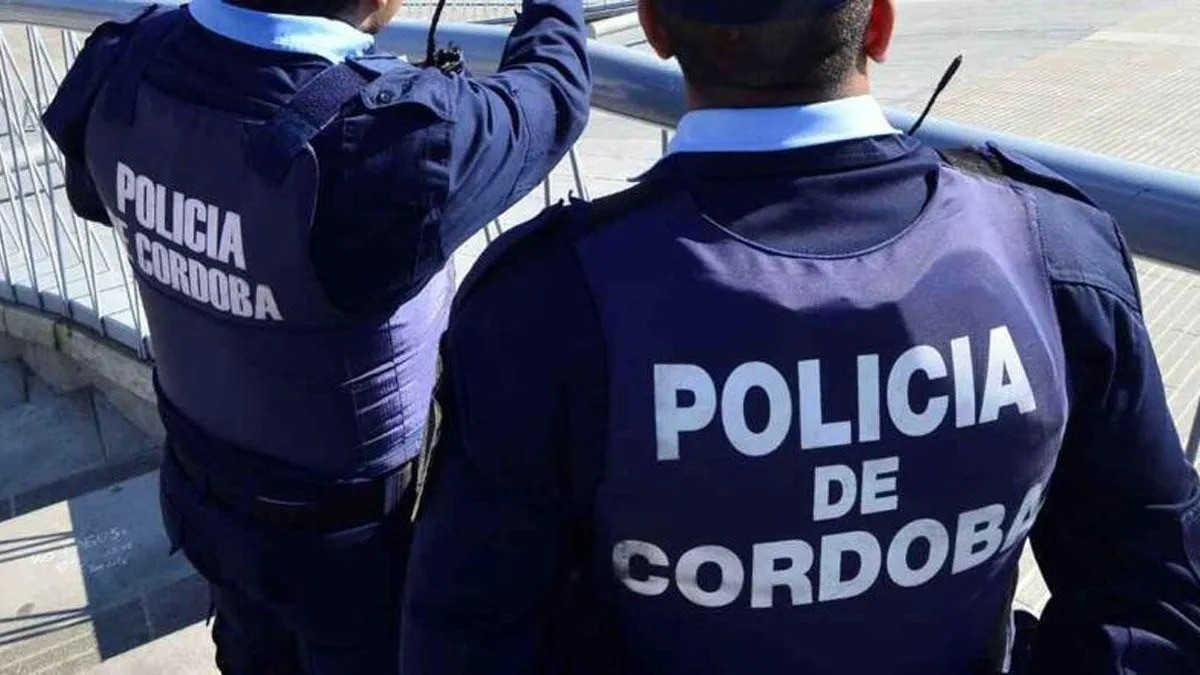 Video: conmovedor gesto de un policía de Córdoba con una madre e hijo en situación de calle | Información General