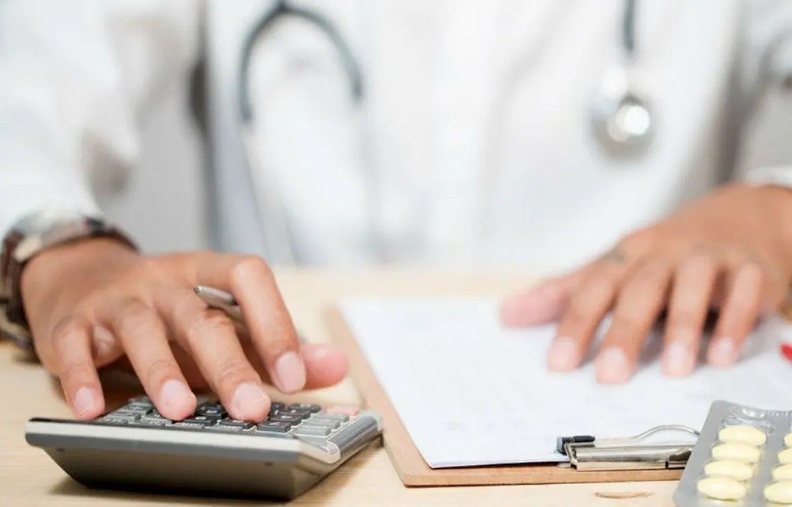 Por un impuesto nuevo de Milei, las prepagas aumentarán otro 20% retroactivo a diciembre | Política y Economía