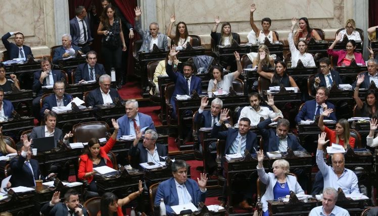 El Gobierno enviará este martes el borrador de la Ley Bases: el piso de Ganancias será de $1,8 millones | Política y Economía