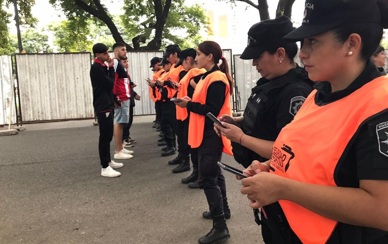 Tenían pedido de captura y los detuvieron cuando intentaban ingresar a partidos de fútbol | Rosario y la región