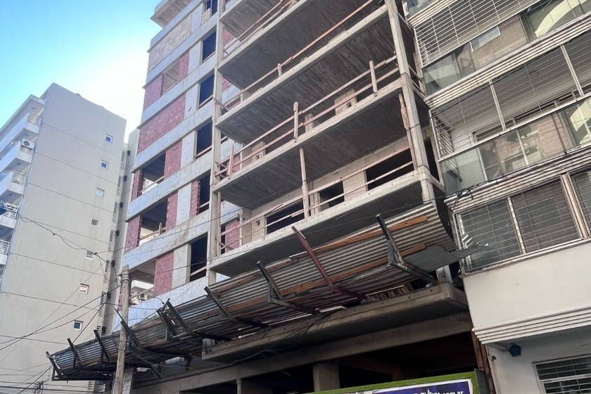 Un operario cayó a un subsuelo en una obra en construcción: se quebró la cadera | Rosario y la región