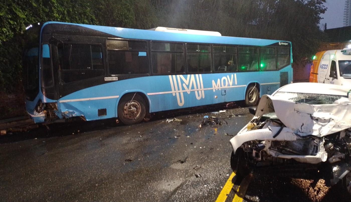 El tránsito por el túnel Celedonio Escalada quedó bloqueado debido a un violento choque entre un automóvil y un autobús. | Rosario y la región
