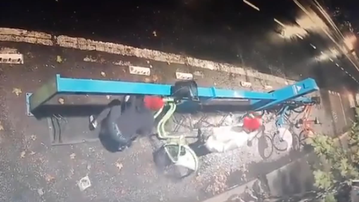 Así se robaron dos bicicletas públicas en Avellaneda y Pellegrini | Rosario y la región
