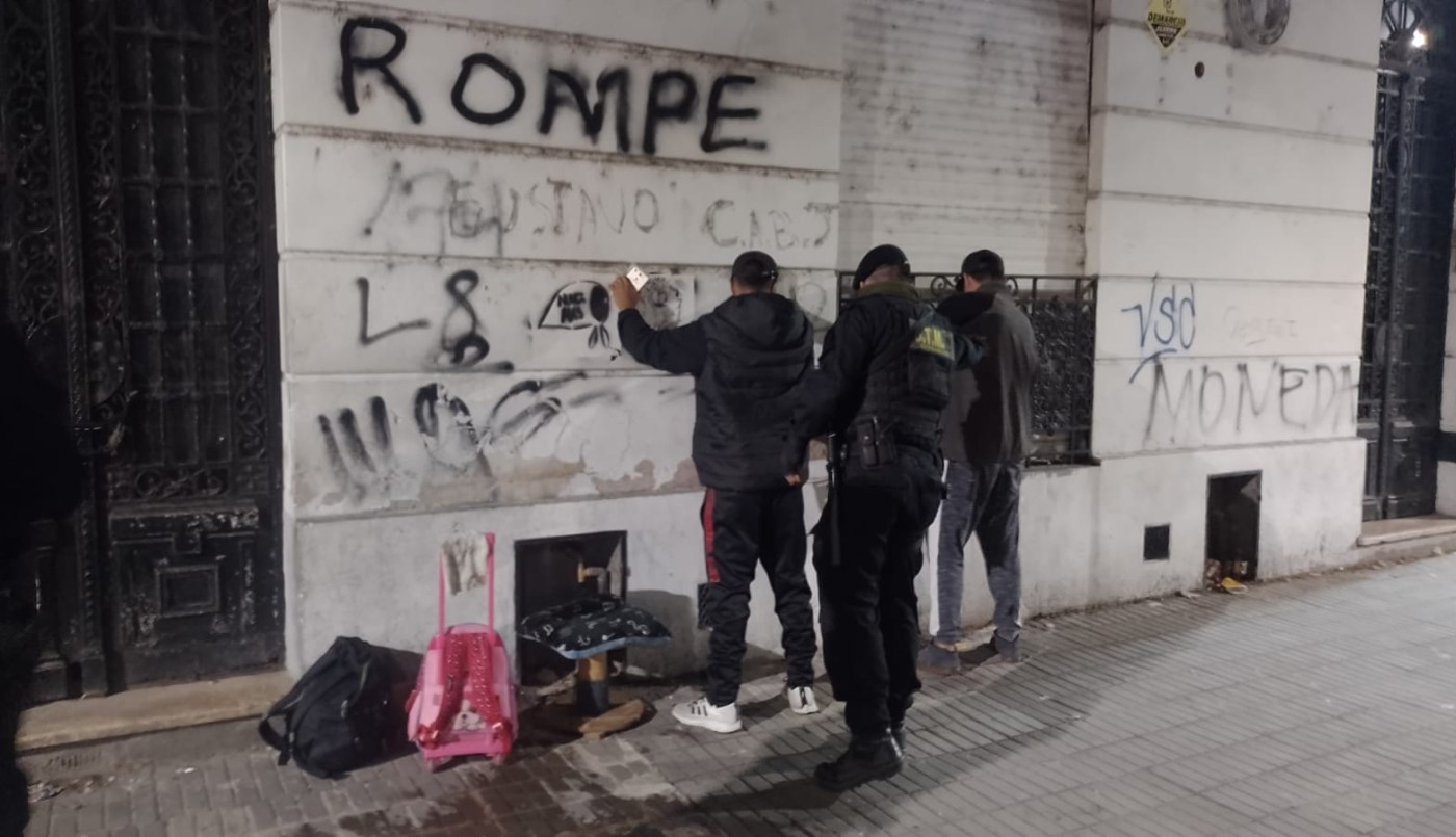 Un cuidacoches amenazó a agentes de control en un operativo | Rosario y la región