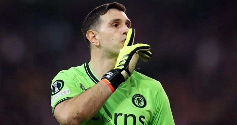 Dibu Martínez fue sancionado y se perderá la primera semifinal por la Conference League | Deportes