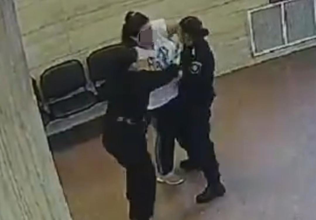 Incidente en Tribunales Provinciales: Una mujer intentó arrebatarle el arma a un policía y debió ser reducida entre varios agentes | Rosario y la región