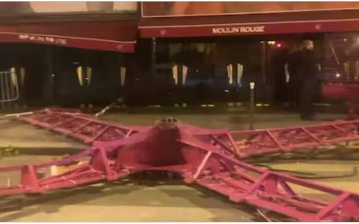 Las aspas del icónico cabaret Moulin Rouge cayeron y las causas aún no han sido determinas | Internacionales