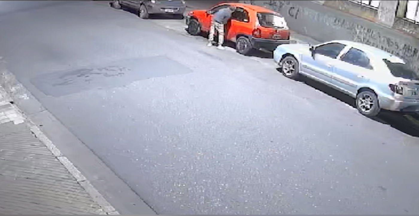 Video: Roban auto en Montevideo al 200 | Rosario y la región
