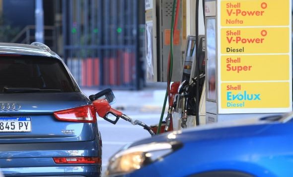 Por la actualización de un impuesto, la nafta aumentaría un 8% en mayo | Política y Economía