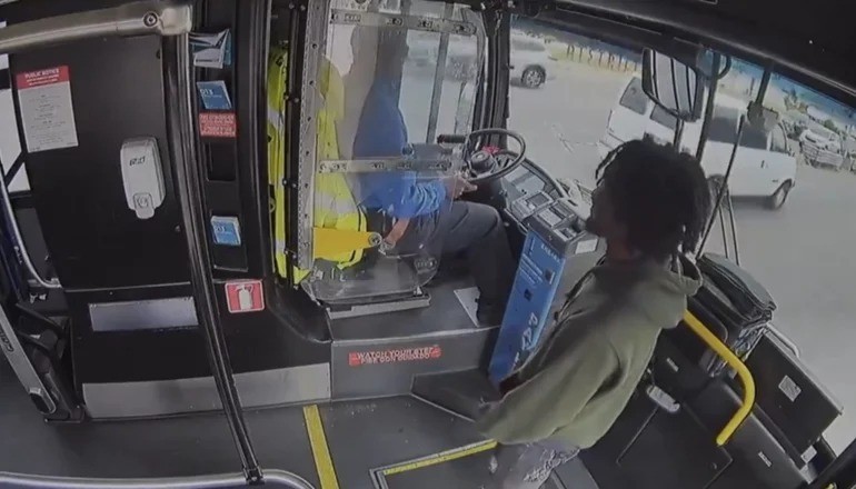 Video: atacó a trompadas a un chofer de colectivo | Internacionales