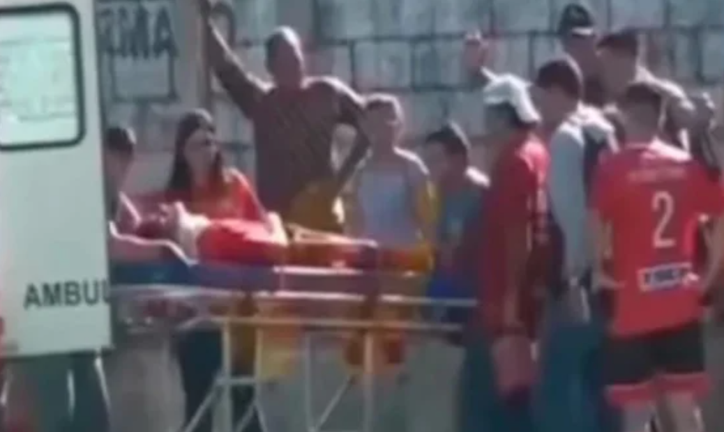 Un jugador de fútbol golpeó su cabeza contra una pared durante un partido y murió | Deportes