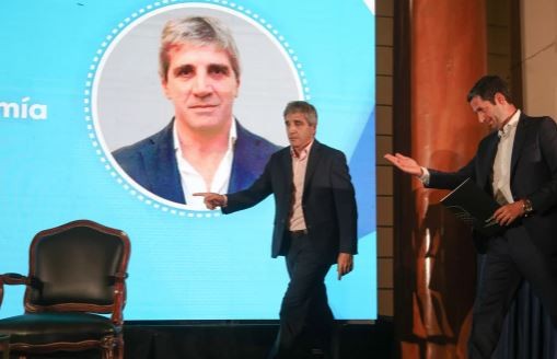 Caputo: “La sociedad está aguantando esto, aprovechémoslo” | Política y Economía