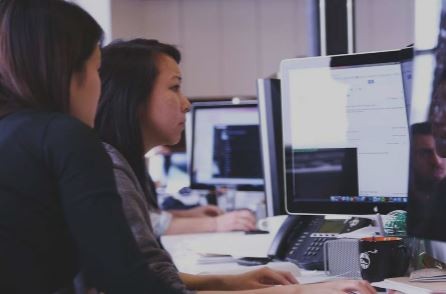 Se lanza programa de becas regional para mujeres en tecnología | Información General