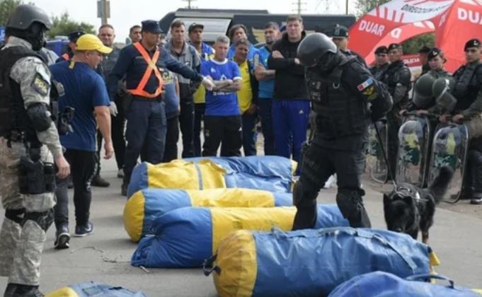 Secuestraron cuatro armas de fuego de un micro de la barra de Boca que viajaba a Córdoba | Deportes