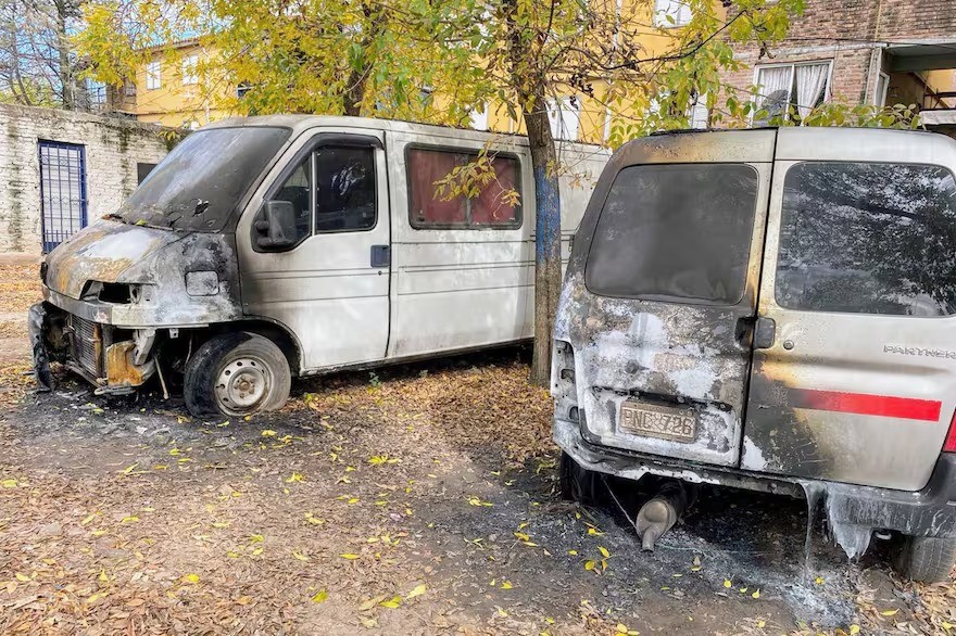 Más atentados: Quemaron 5 autos y dejaron una nueva amenaza contra autoridades | Rosario y la región