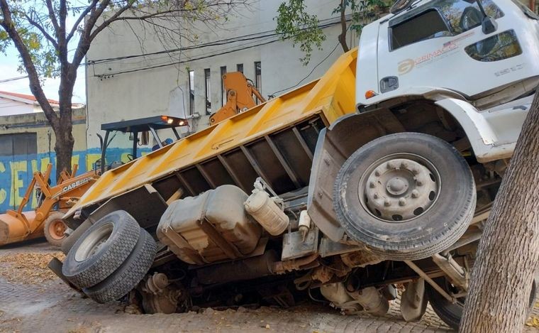 Camión quedó atrapado en pozo de zona norte: "Hace rato viene cediendo la calle" | Rosario y la región
