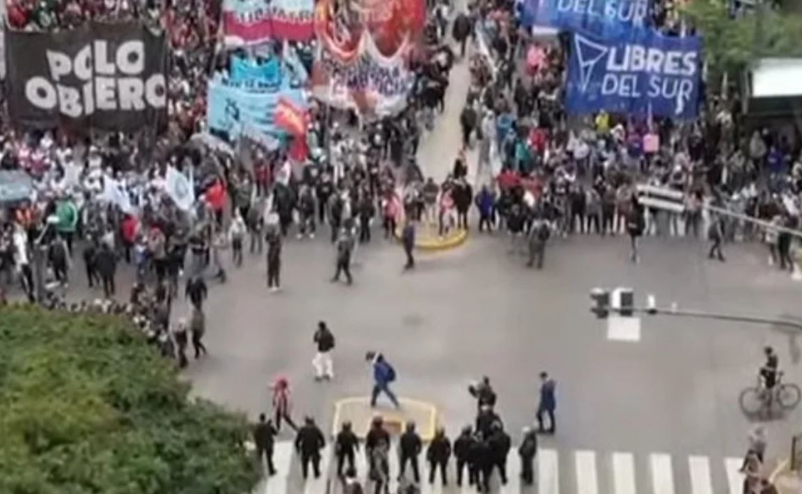 Organizaciones sociales marcharon a la Quinta de Olivos, pero la policía no los dejó llegar | Política y Economía