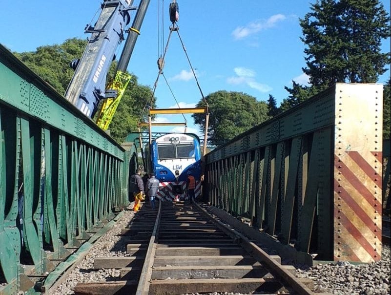 Tren San Martín: removieron la locomotora y comenzaron con el acondicionamiento de las vías | Información General