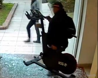 Rompió la vidriera de un gimnasio en Palermo y se robó una bicicleta fija | Información General