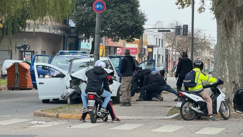 Escapó de la Policía alcoholizado y chocó contra un poste: quedó detenido | Rosario y la región