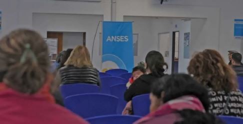 Los jubilados de la mínima que cobran bono perciben un aumento menor al anunciado | Política y Economía