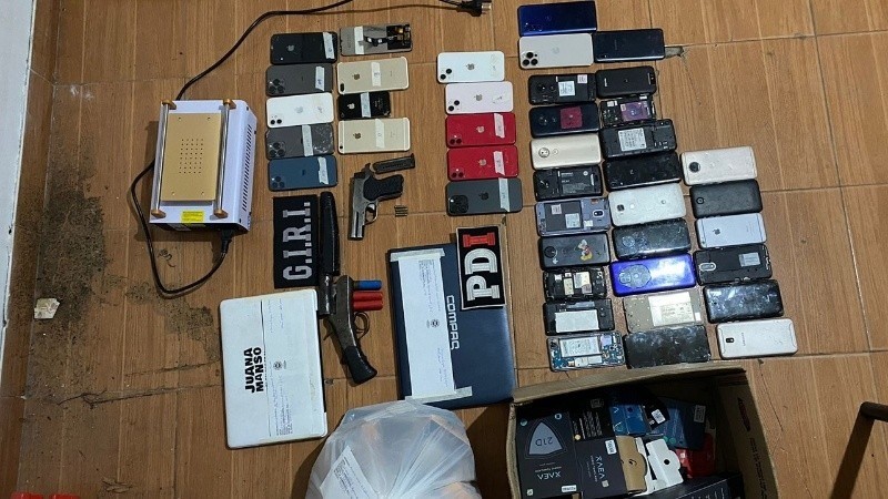 En un operativo con dos detenidos secuestraron 40 celulares robados y armas | Rosario y la región