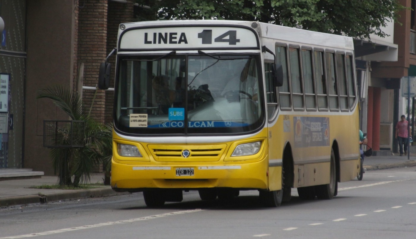 Tragedia en Santa Fe: joven que quedó atrapado con su mochila en la puerta de un colectivo y murió al ser arrastrado | Información General