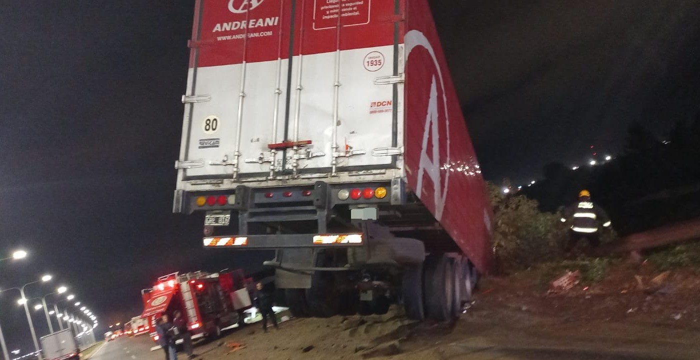 Rescate en la Autopista Rosario-Santa Fe: camionero atrapado tras un choque | Rosario y la región