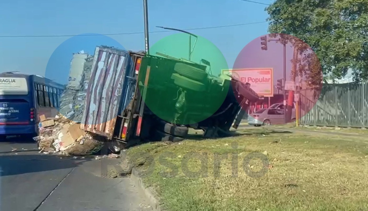 Volcó un camión cargado de cartón en Ov. Lago y Battle y Ordóñez | Rosario y la región