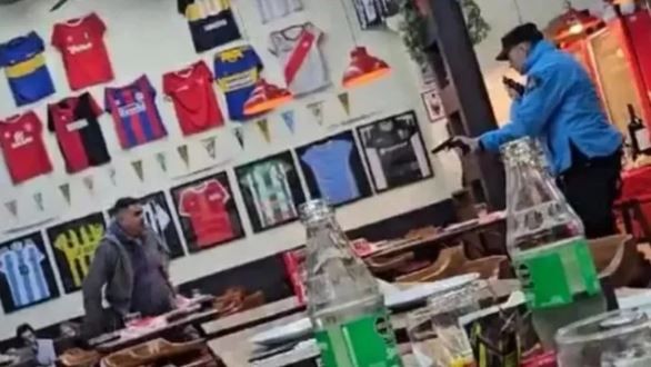 Liberaron al policía que mató a un hombre que intentó acuchillarlo en un bodegón de Balvanera | Información General