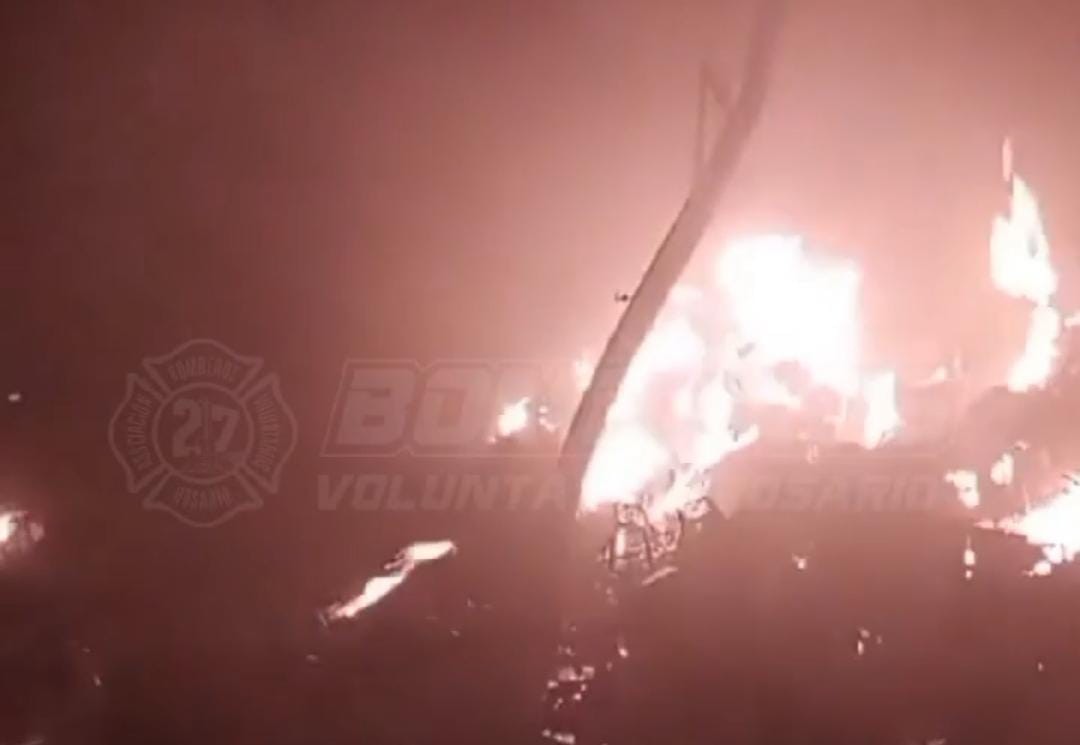 Un incendio devastó el depósito de una empresa de iluminación | Rosario y la región