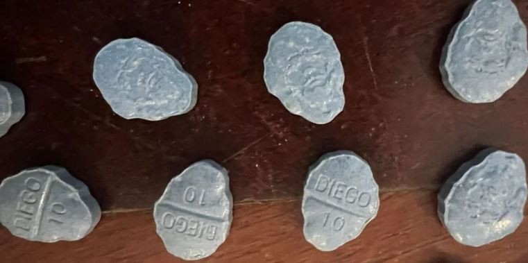 Detuvieron a una pareja que vendía drogas de diseño con la cara de Diego Maradona | Información General