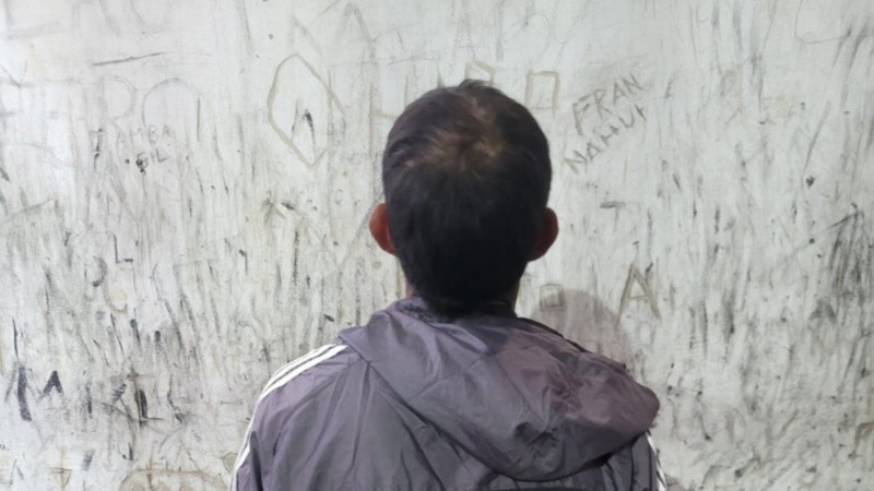 Hombre detenido tras agredir a una mujer y clavarle un palo en el brazo | Rosario y la región