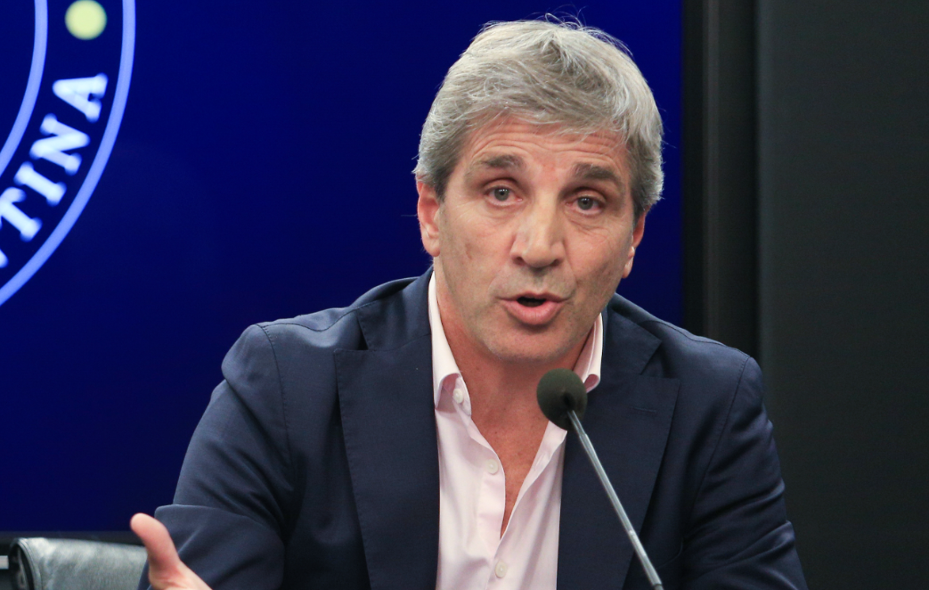 Según Caputo, "se recomponen fuerte los ingresos" y "hay claros signos de recuperación" | Economía y negocios