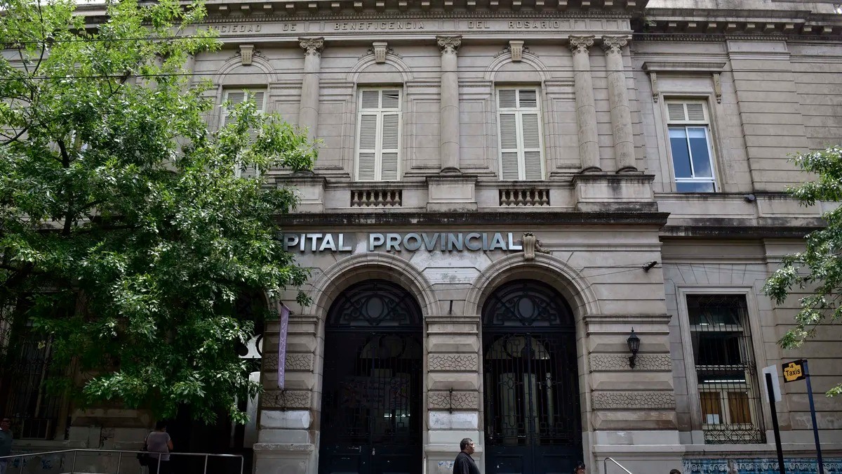 Adolescente baleado mientras esperaba un taxi en zona sur | Rosario y la región