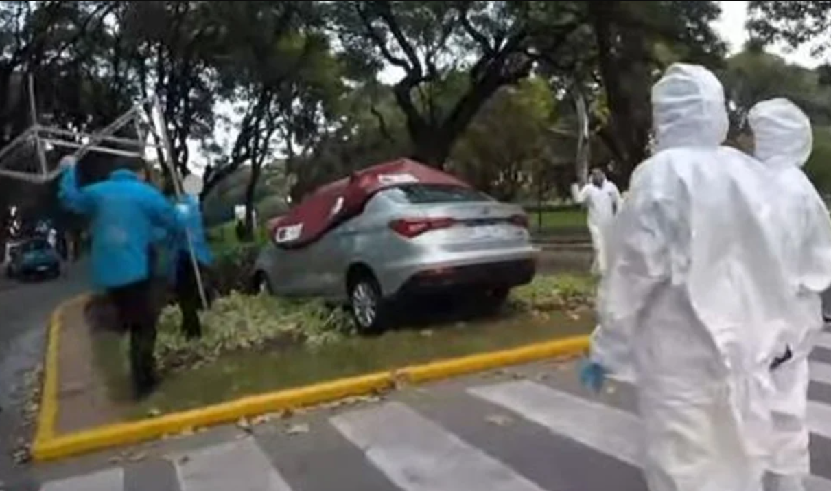 Un auto se estrelló contra una plazoleta en Parque Patricios: el conductor murió | Internacionales