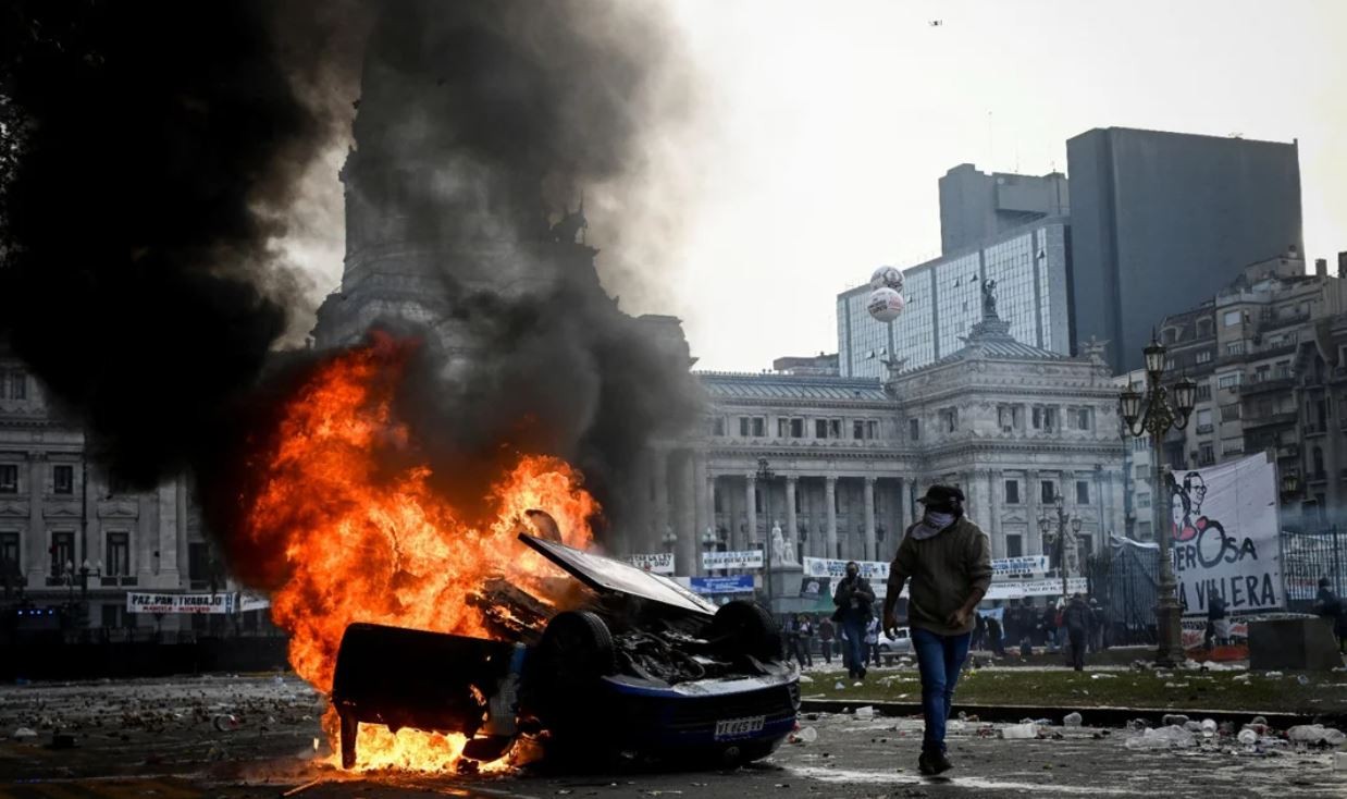 Las lágrimas del periodista al que le quemaron el móvil: "No quiero este país para mis hijos" | Información General