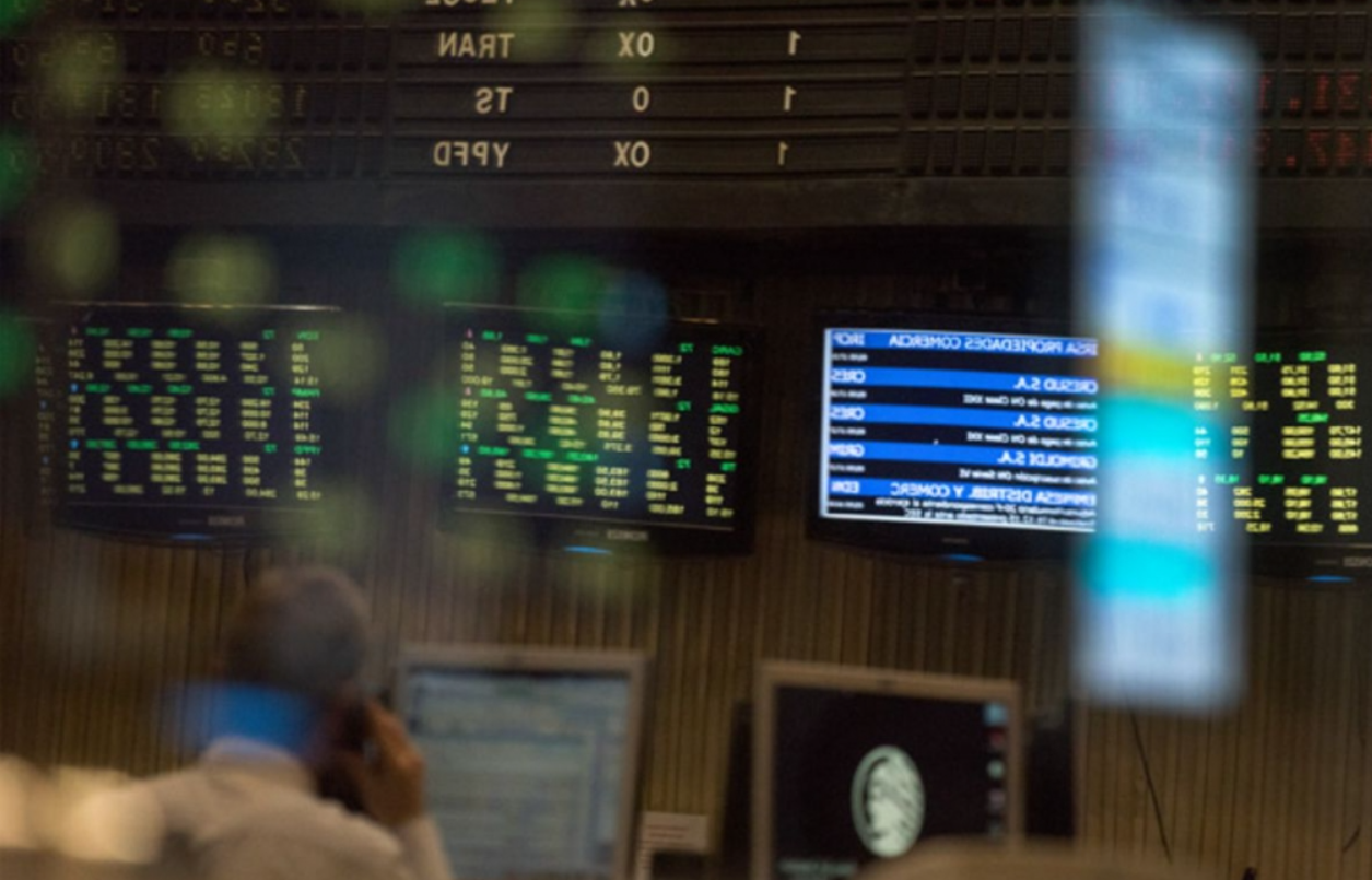 Suben las acciones y los bonos tras la sanción de la Ley Bases en el Senado | Información General