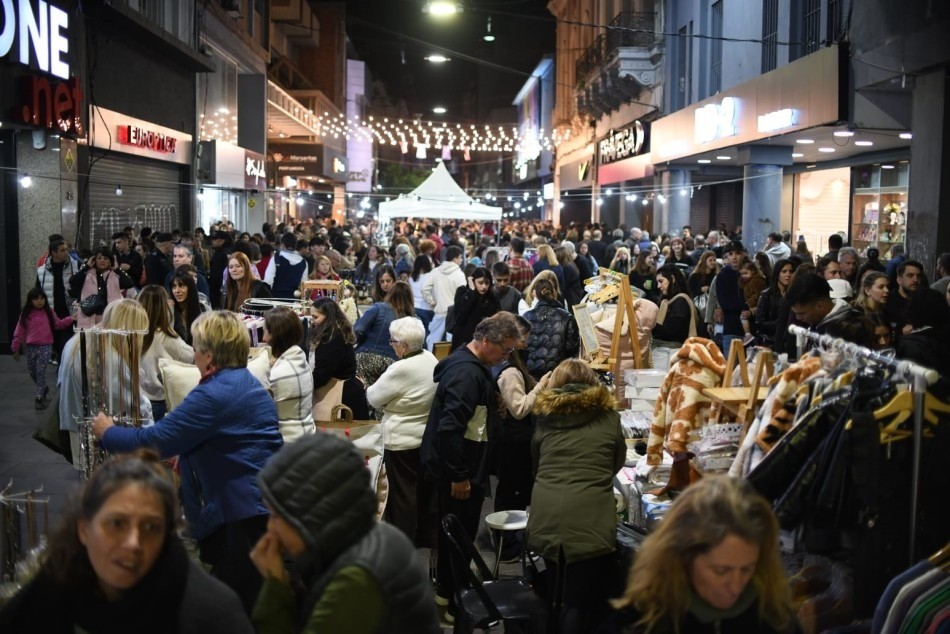 Rosario iluminado: la ciudad disfrutó con todo la primera Noche de Peatonales del año | Rosario y la región