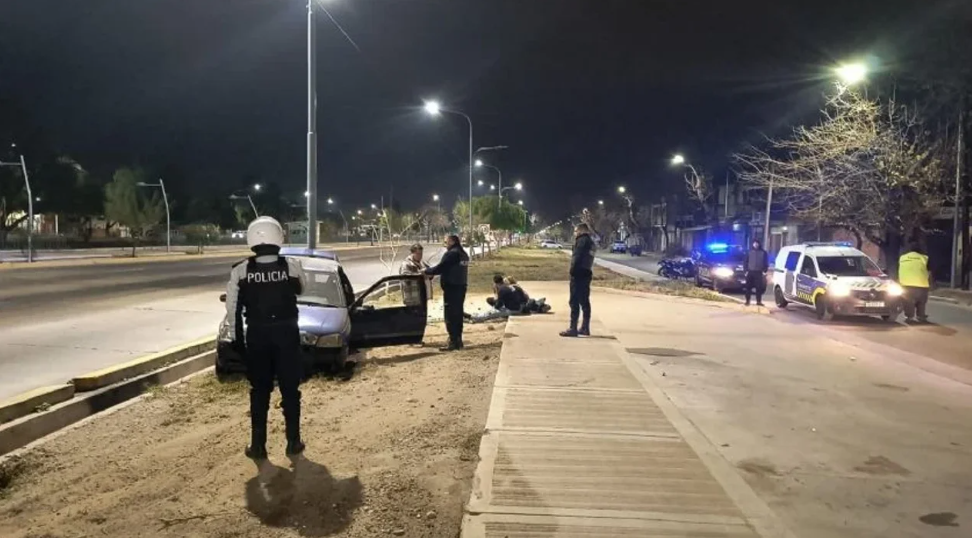 Salieron alcoholizados de un boliche, chocaron contra un poste y culparon a un perro | Información General