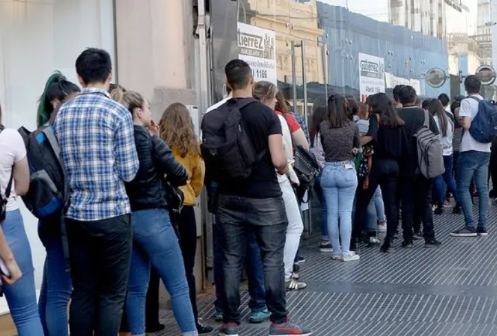 La desocupación creció al 7,7% tras el impacto de la devaluación y recesión | Política y Economía